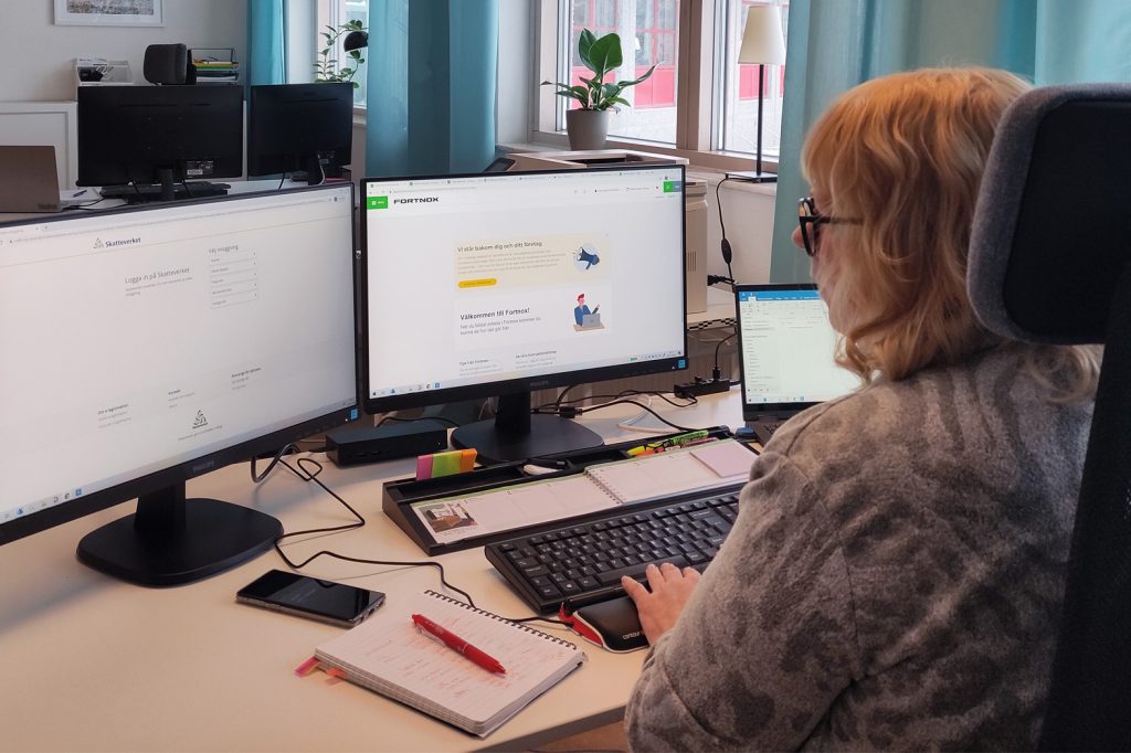 Arbetsplats med digitala bokföringsprogram hos Enkla Byrån